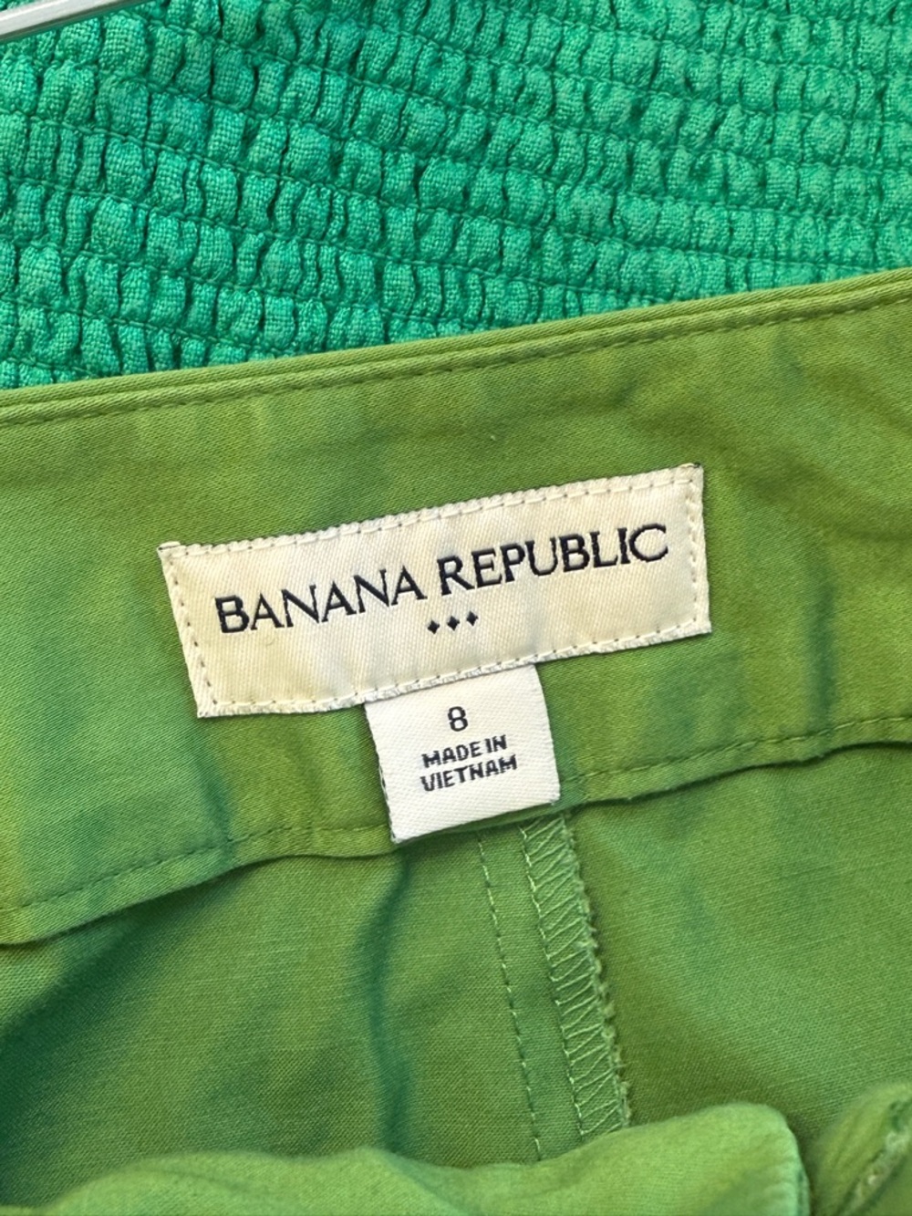 Banana Republic Kelly Green Mini Skirt with Accent Buttons Size 8 - Picture 4 of 5